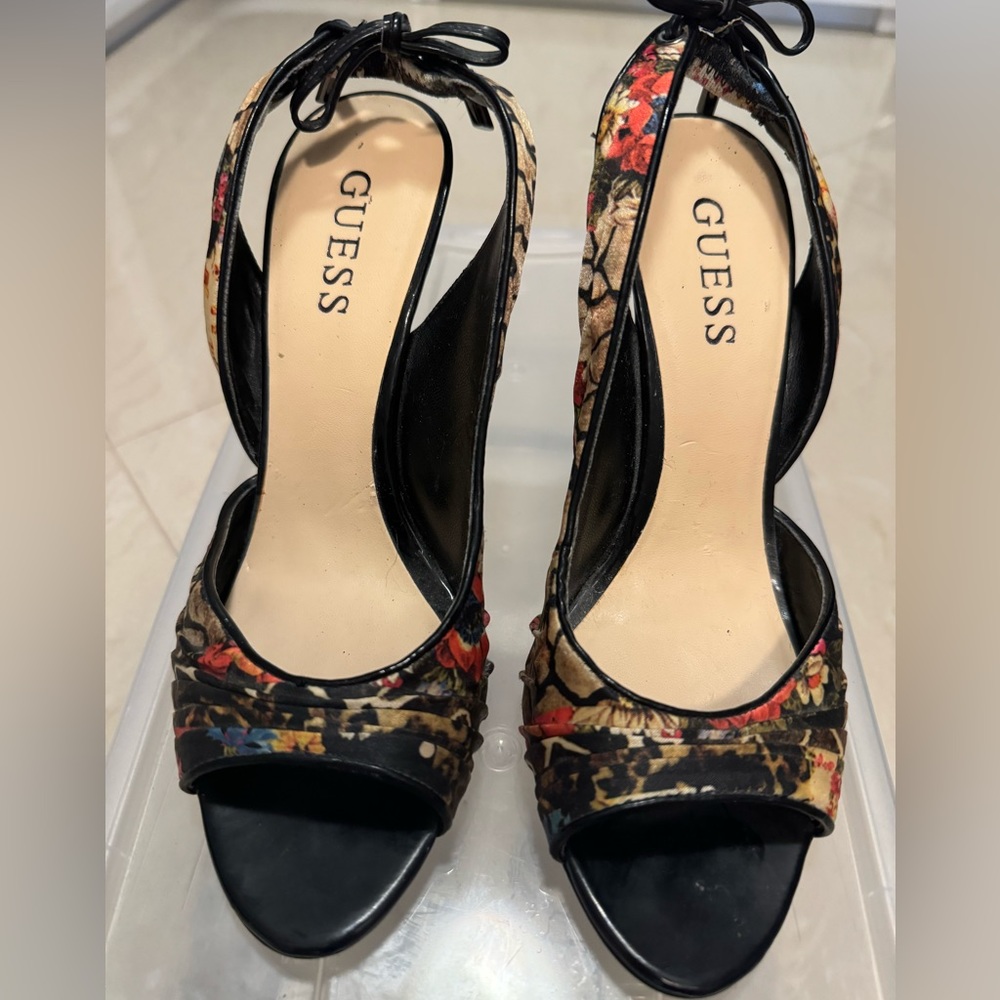 Size 6 , Guess gorgeos Heels